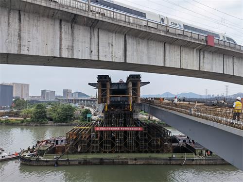 杭州余杭區(qū)1800吨钢箱梁浮托法跨运河（680米）工程